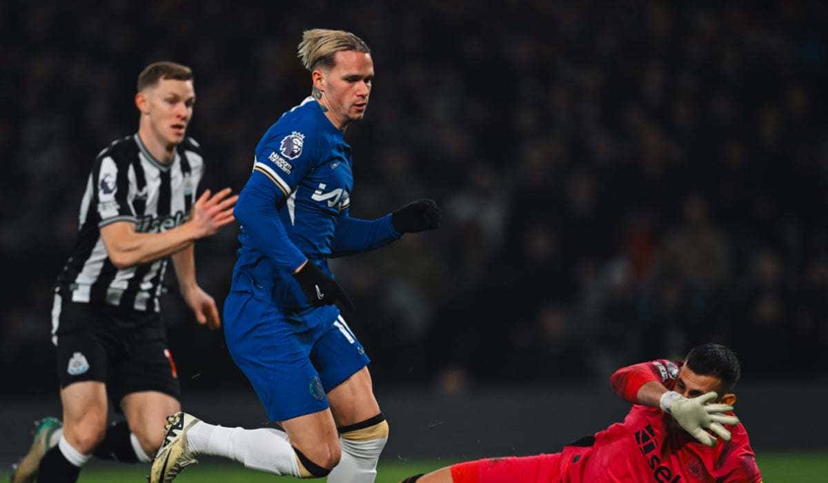 Chelsea vence Newcastle com pintura de Mudryk