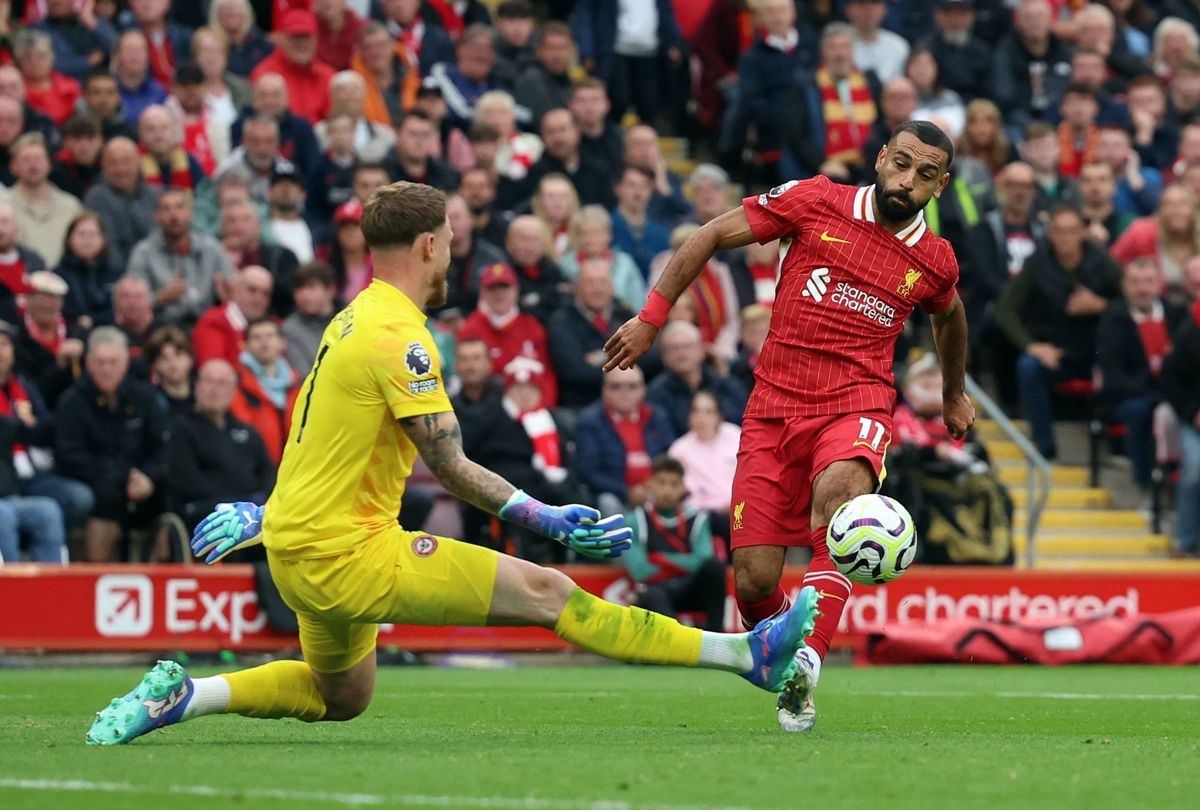 Liverpool vence a primeira em Anfield